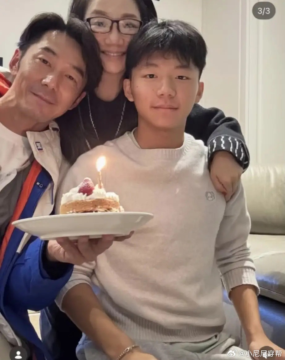 陶晶莹晒与李李仁结婚21周年纪念日照片，儿子李悟出镜，李李仁胡子白好老，陶晶莹素