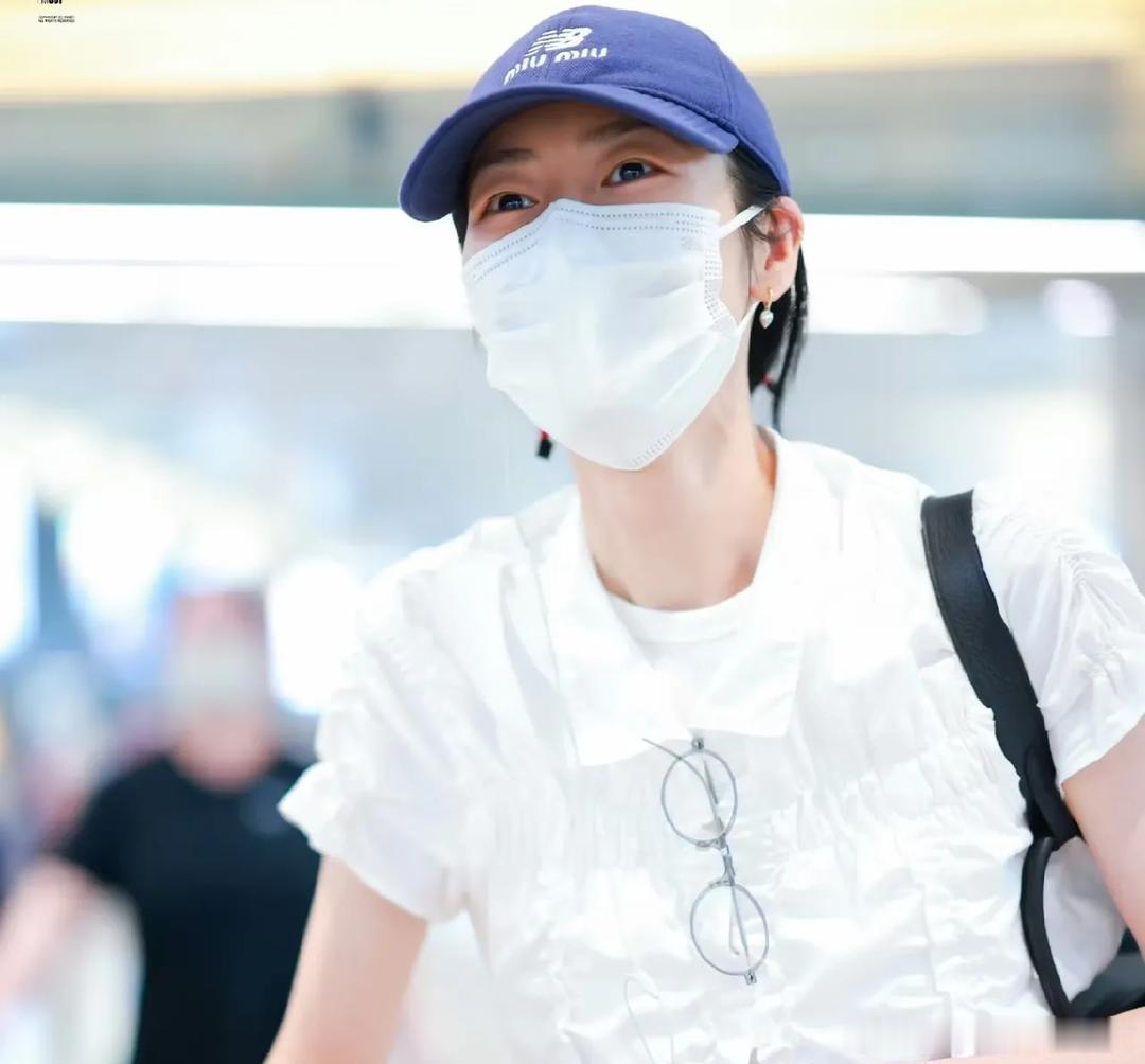 刘雯在机场和井柏然分开走被赞“内娱最贴心的嫂子”，因为目前正值井柏然新剧《早春晴