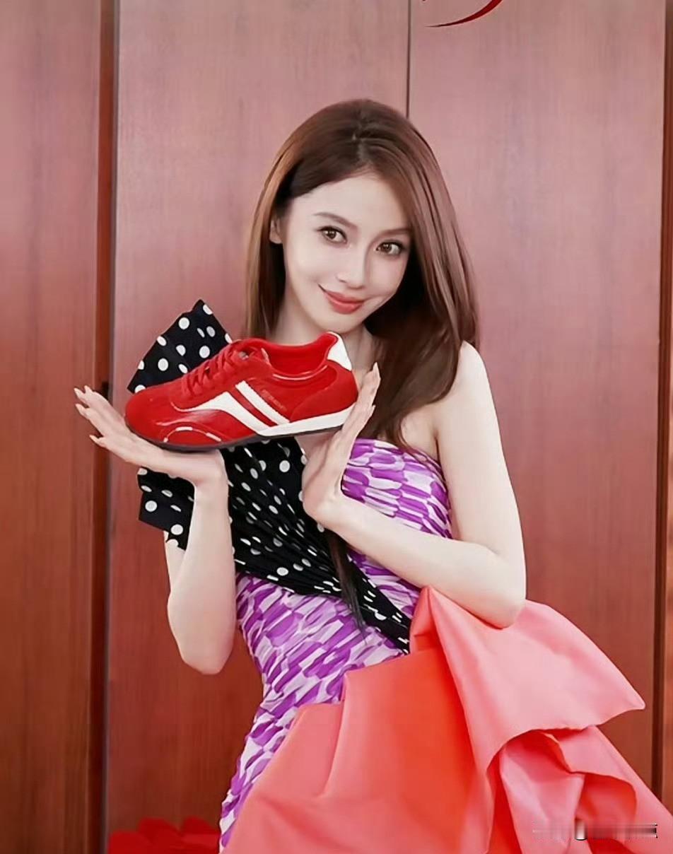 高定礼服穿进直播间，设计师怒斥“廉价鞋”，杨颖成了夹心饼干。那天晚上直播，杨颖