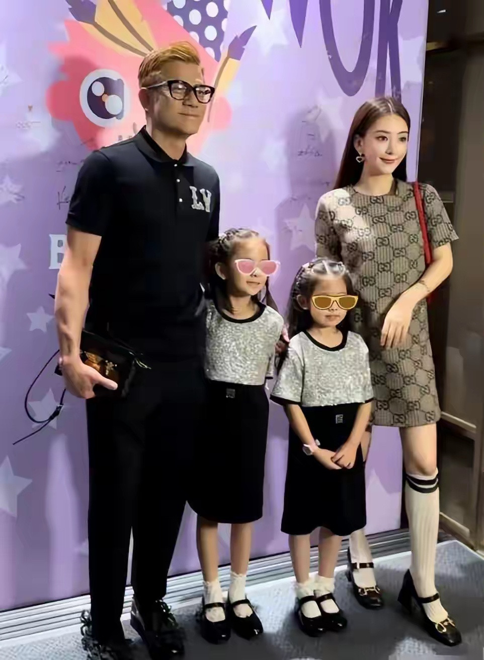 方媛带女儿和佣人一起等车，5岁的郭泳萱调皮又可爱，五官像妈妈