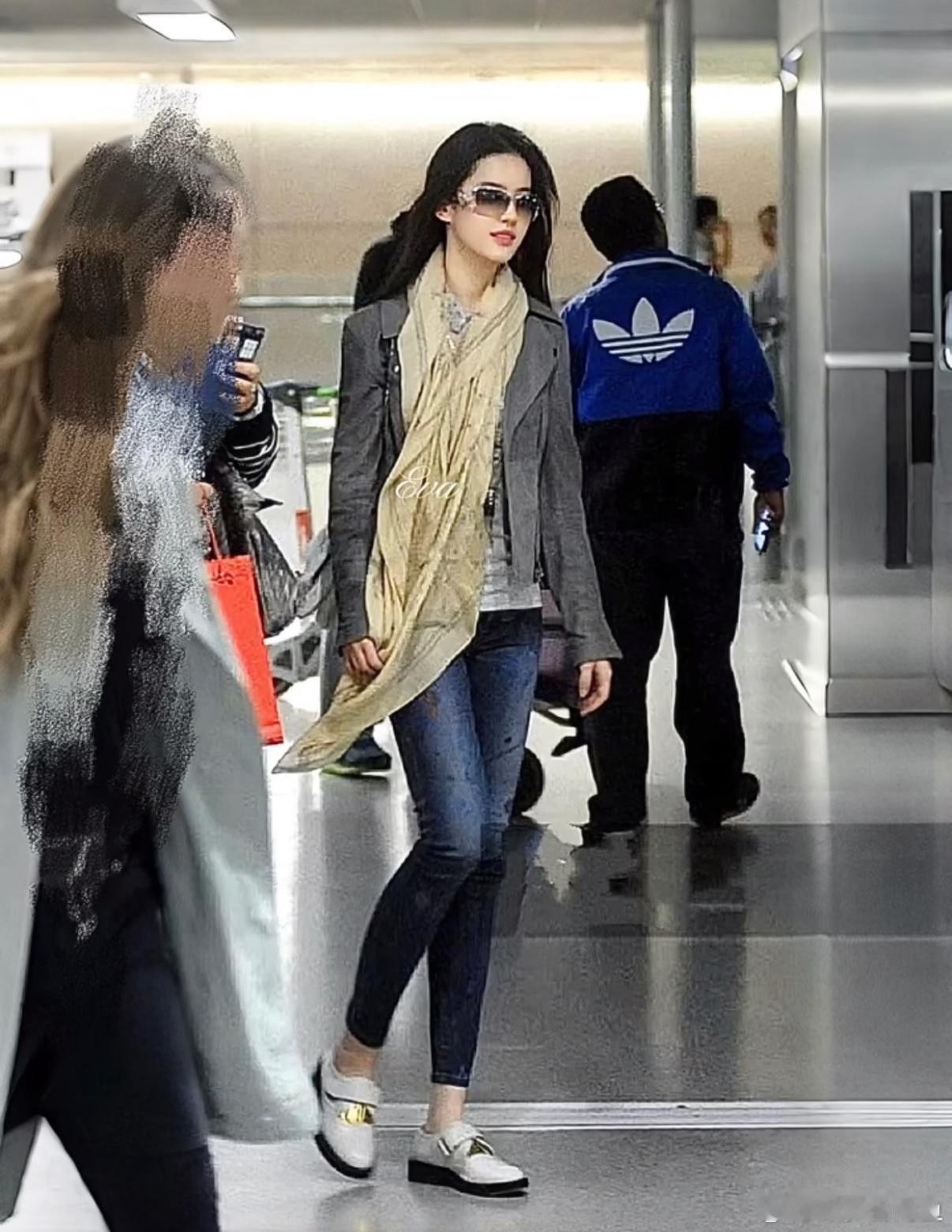 刘亦菲早期机场照