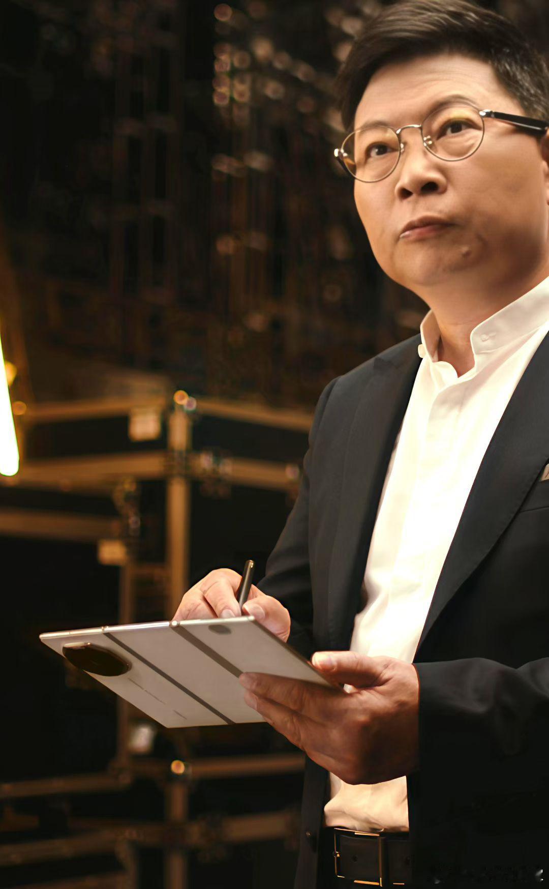 余承东曝新款三折叠支持手写笔三折叠配合手写笔，这生产力你猜猜能提升多少？最重要的