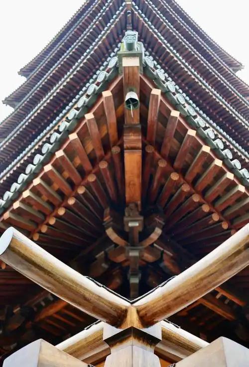 唐代木构建筑能千年不倒，核心在于成熟的榫卯体系，全程不依赖铁钉与胶黏，仅靠构件凹