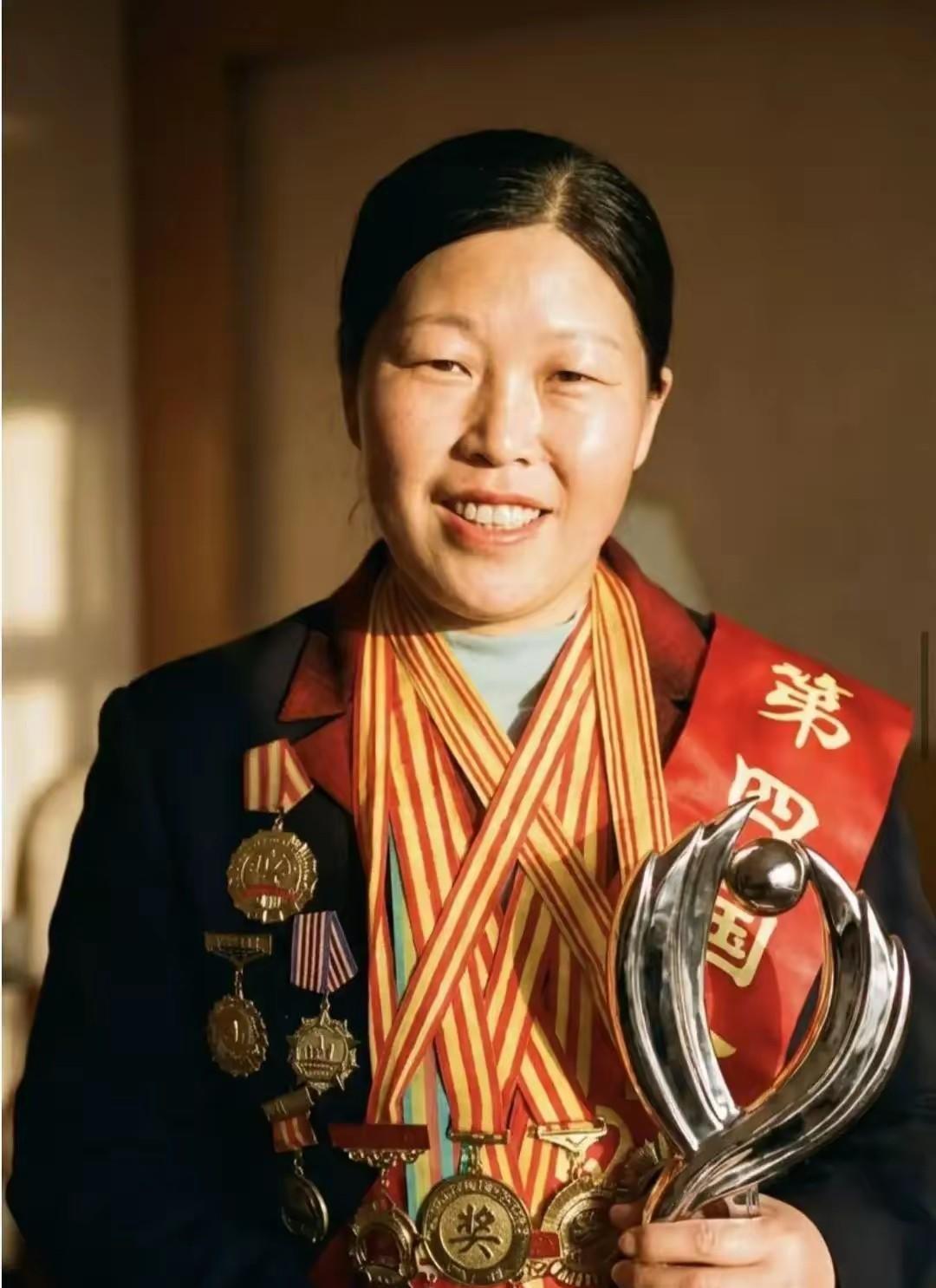 我敢说全中国都找不出第二个这样的孕妇：怀孕9个月，跑进能见度不足5米的沙尘暴里背