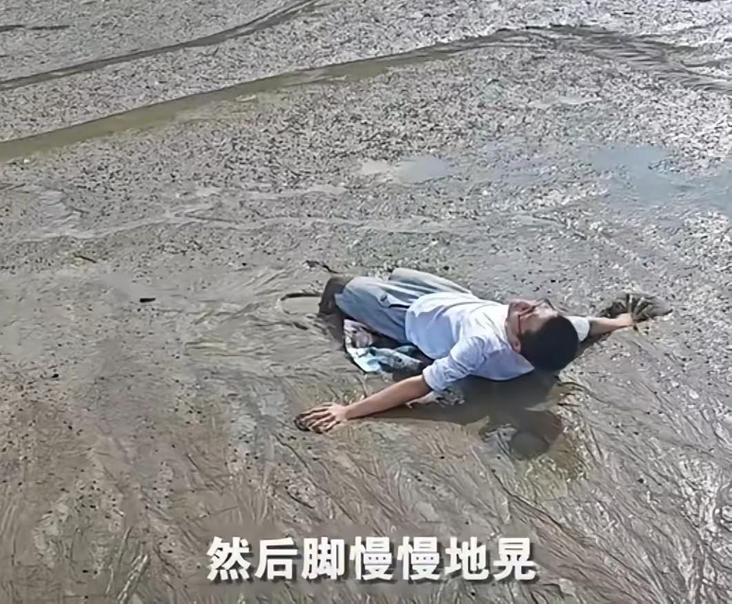 厦门鼓浪屿滩涂惊魂：男孩越陷越深，路人一声怒吼救回一条命！暑假那天，鼓浪屿的