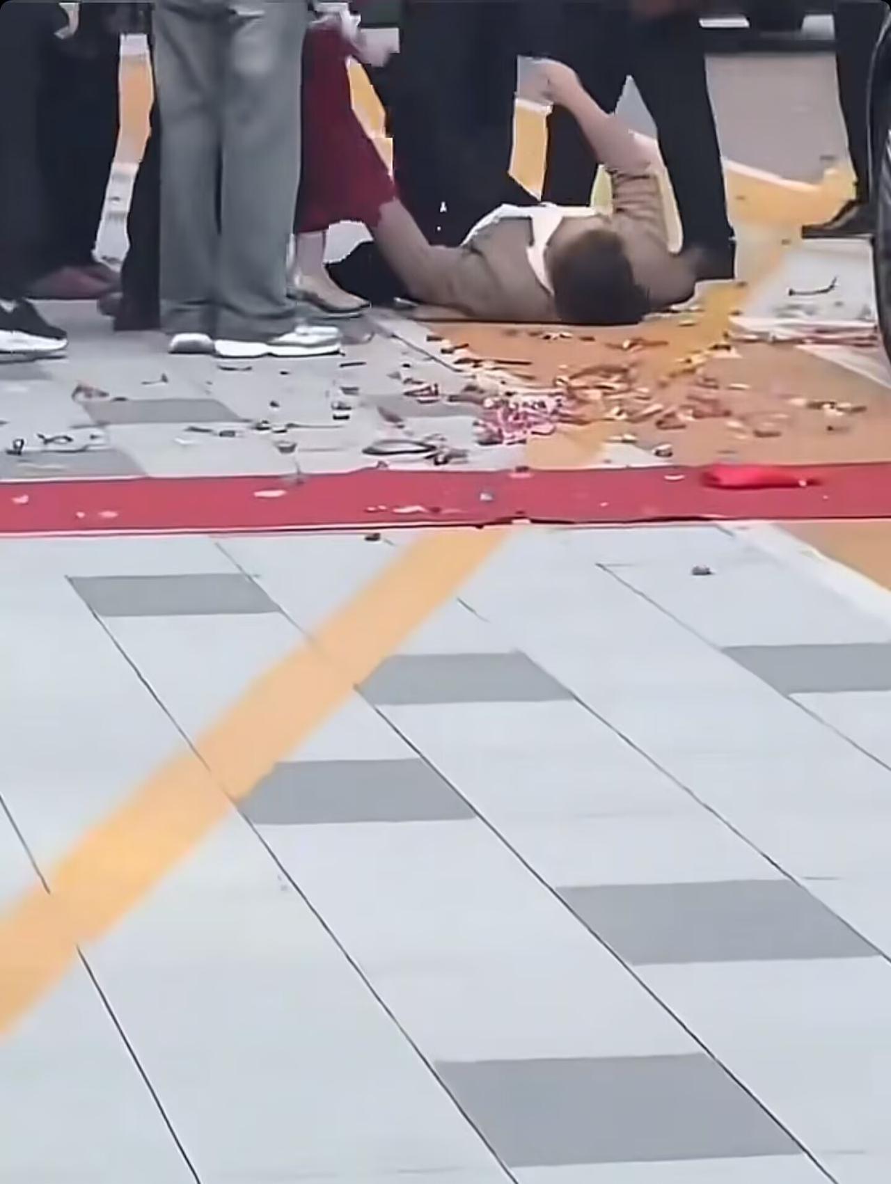 大喜之日债主上门打滚要账，欠400多万不还，欠债的又买车又买房！说真的，看到一个