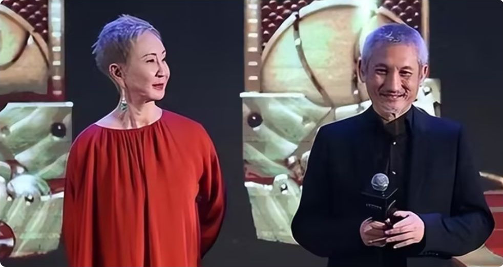徐克的二婚老婆乐乐，40岁为爱染白发，和施南生相处和谐互不打扰