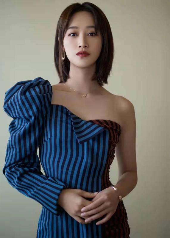 2025年11月3日微博视界大会颁奖典礼上，蓝盈莹和蔡文静同台领“年度闪耀演员”