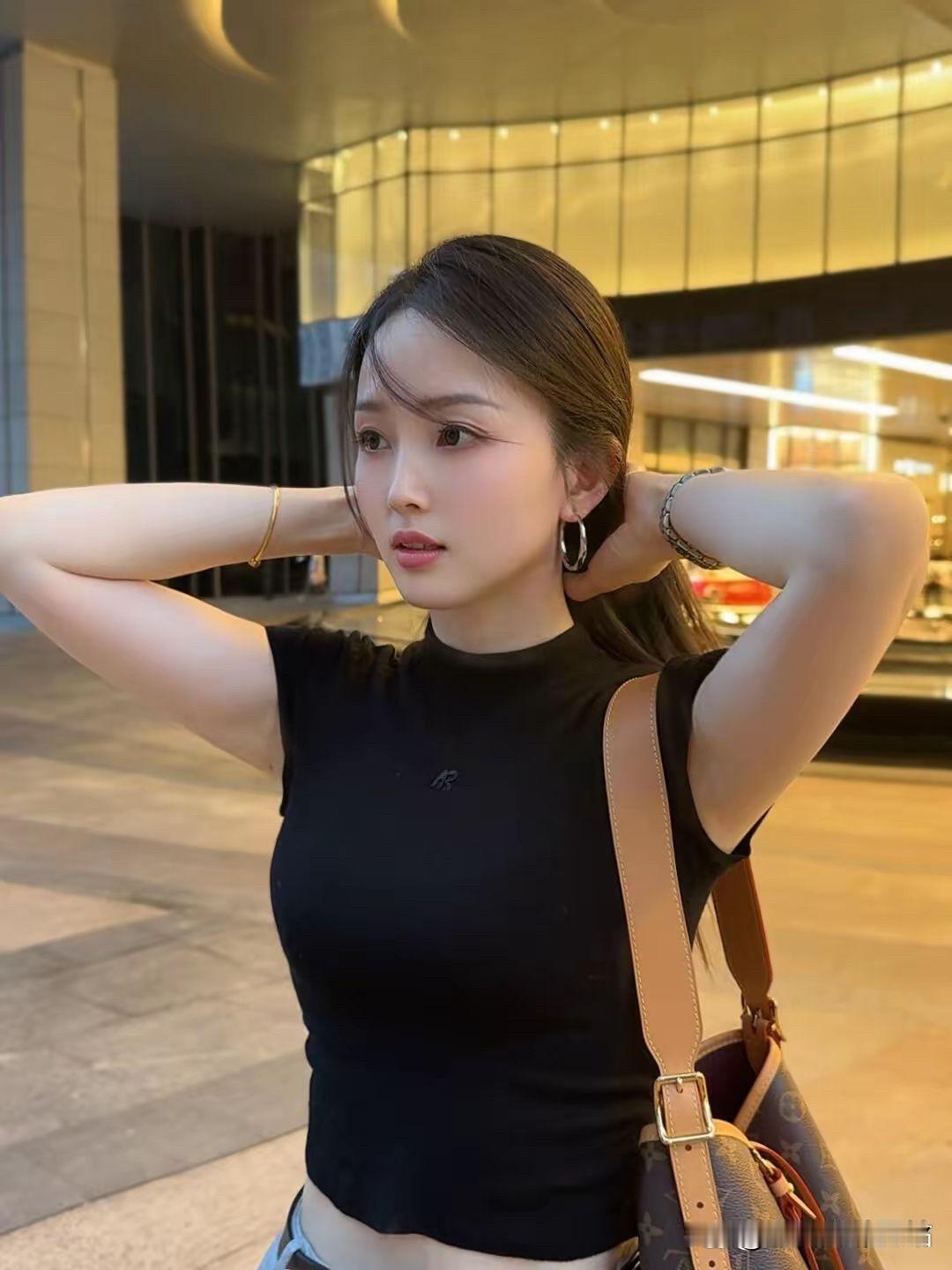 都市女孩的时尚穿搭，简约优雅才是王道。这几年“毫不费力却很时髦”的风格超火，简单