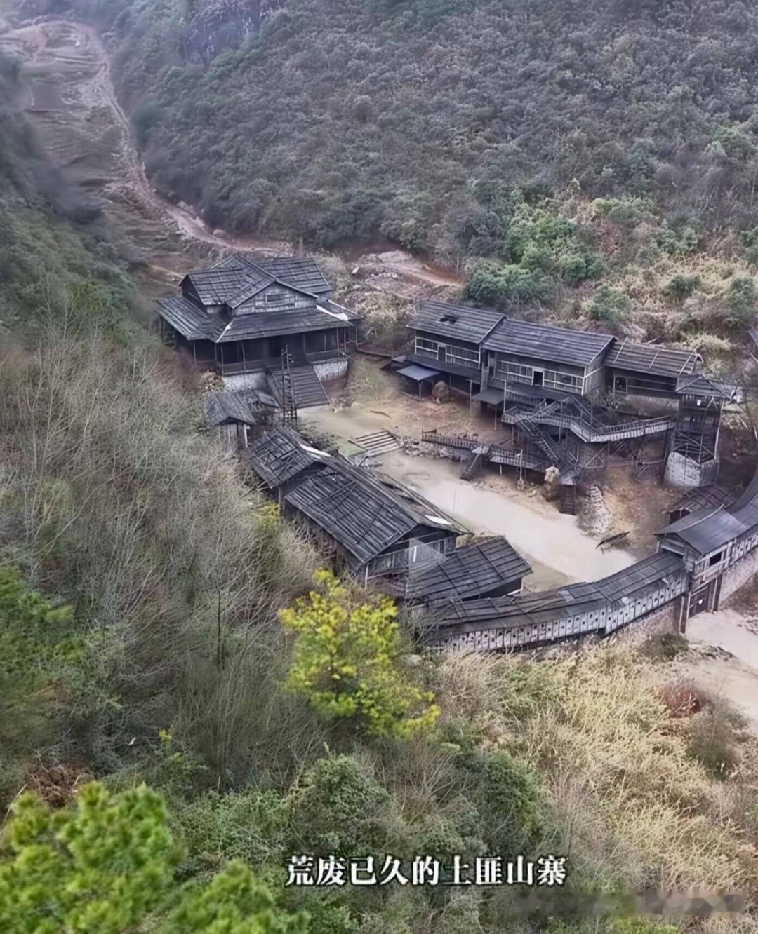 为了拍电影建了土匪山寨，拍完就废弃了，有点可惜