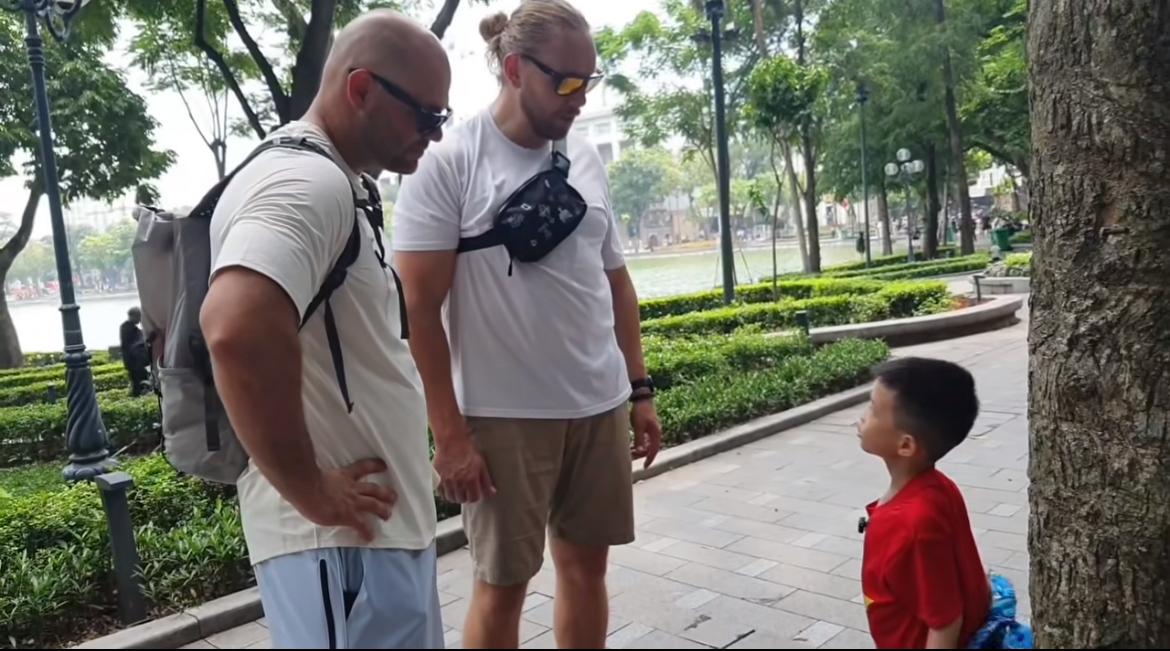 看了美国大爷和中国六岁小朋友的对话，海外网友破防了“我上网是为了放松的，现在感觉