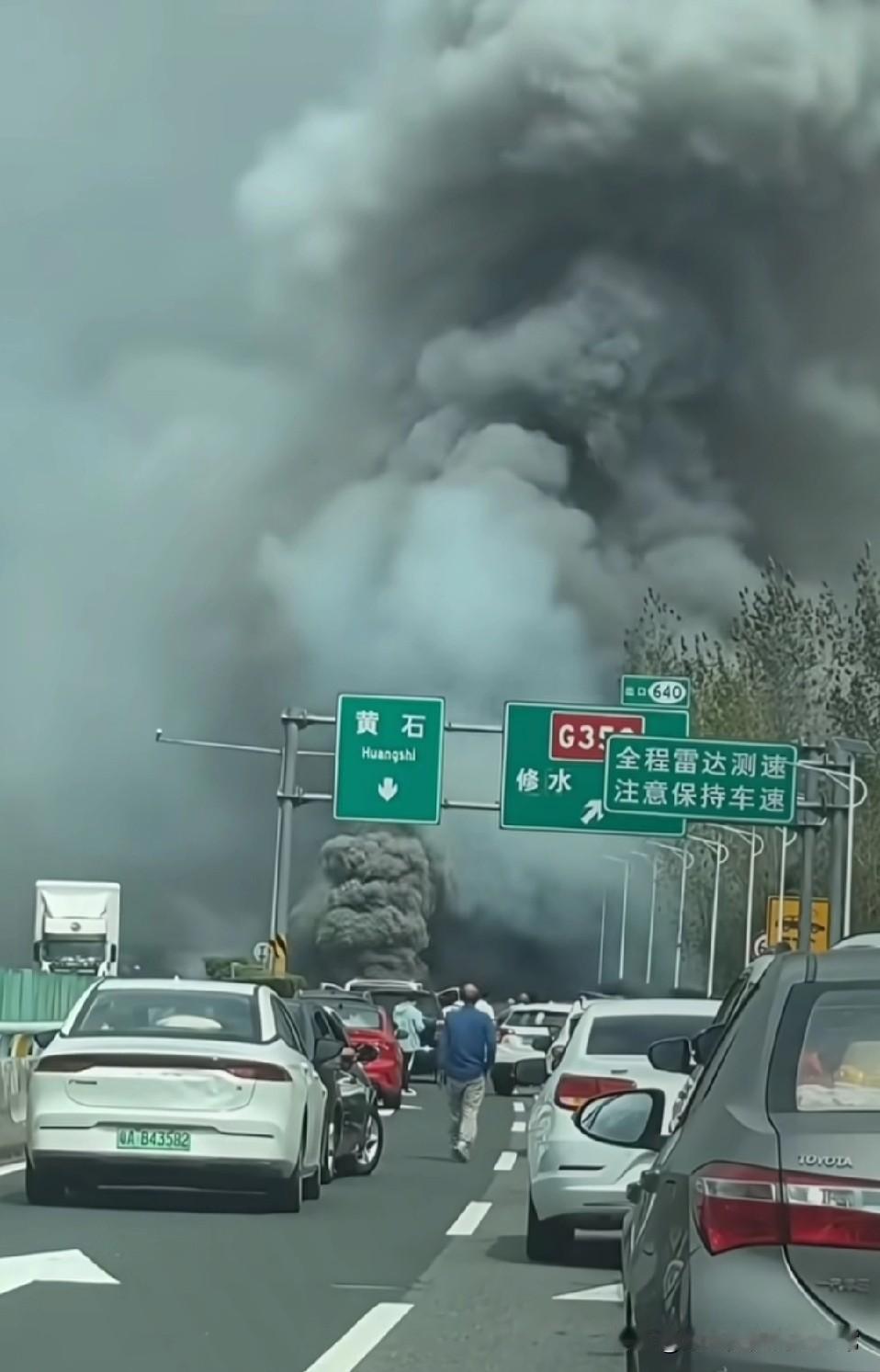 高速大火堵到天昏地暗！9号上班彻底泡汤高速上浓烟冲天，直接把路堵成了“死胡