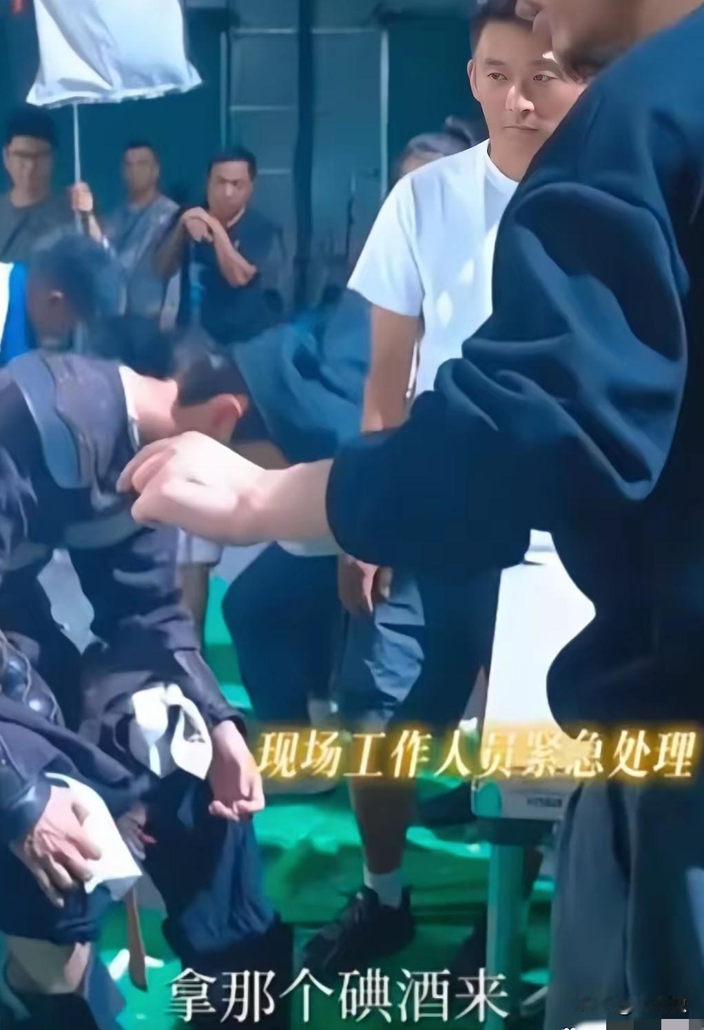 现在还有这么拼的演员小于拍摄《一伞烟雨》的这段花絮看完真的又心疼又佩服！