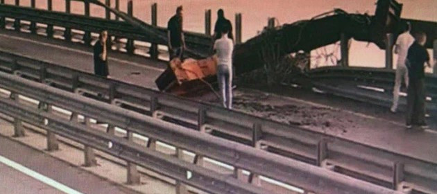克里米亚大桥水下被炸危在旦夕什么？你以为克里米亚大桥只是