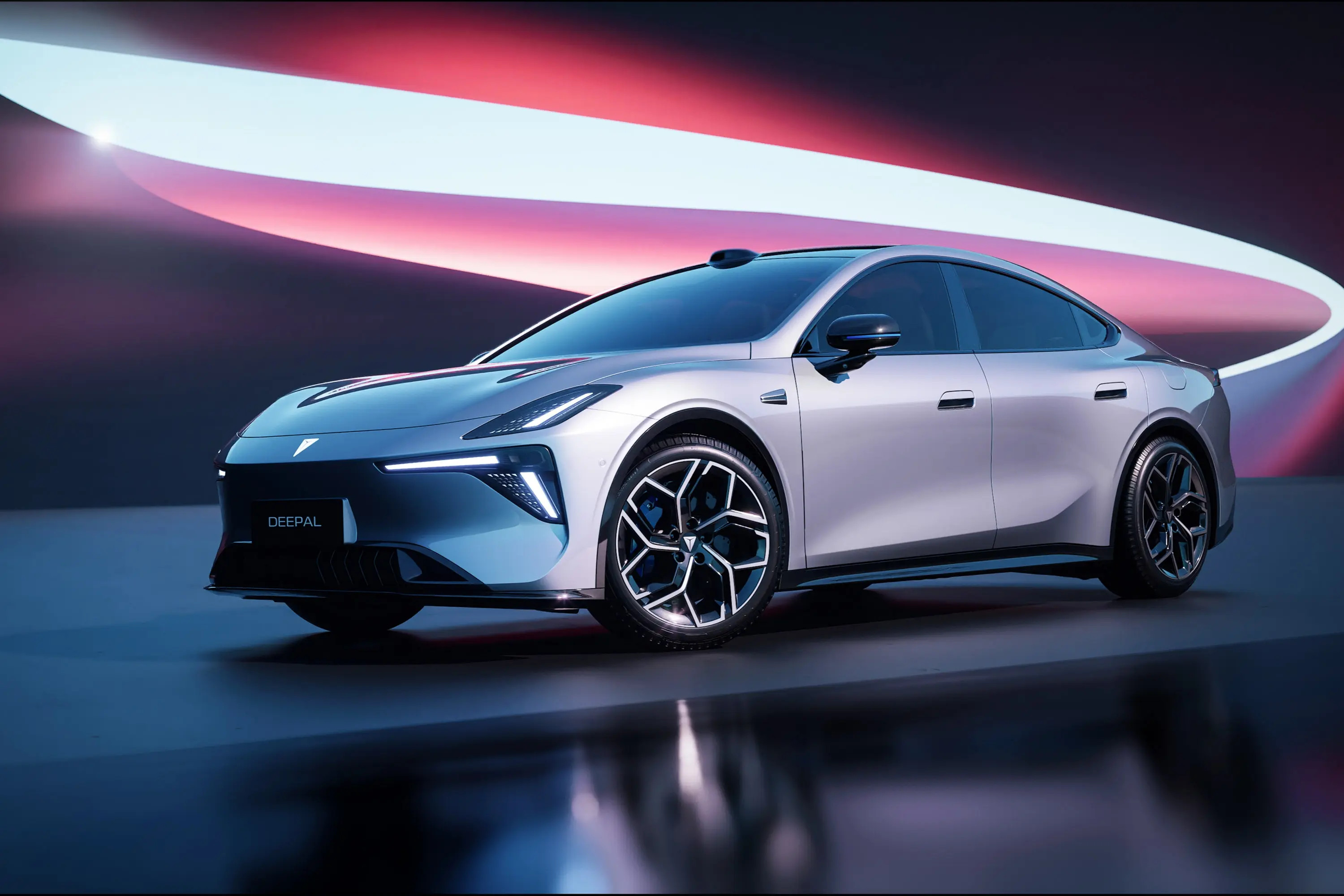 最近关注到深蓝L06，是真的有点惊喜。全系都带激光雷达，智驾用着挺顺手，城区通勤