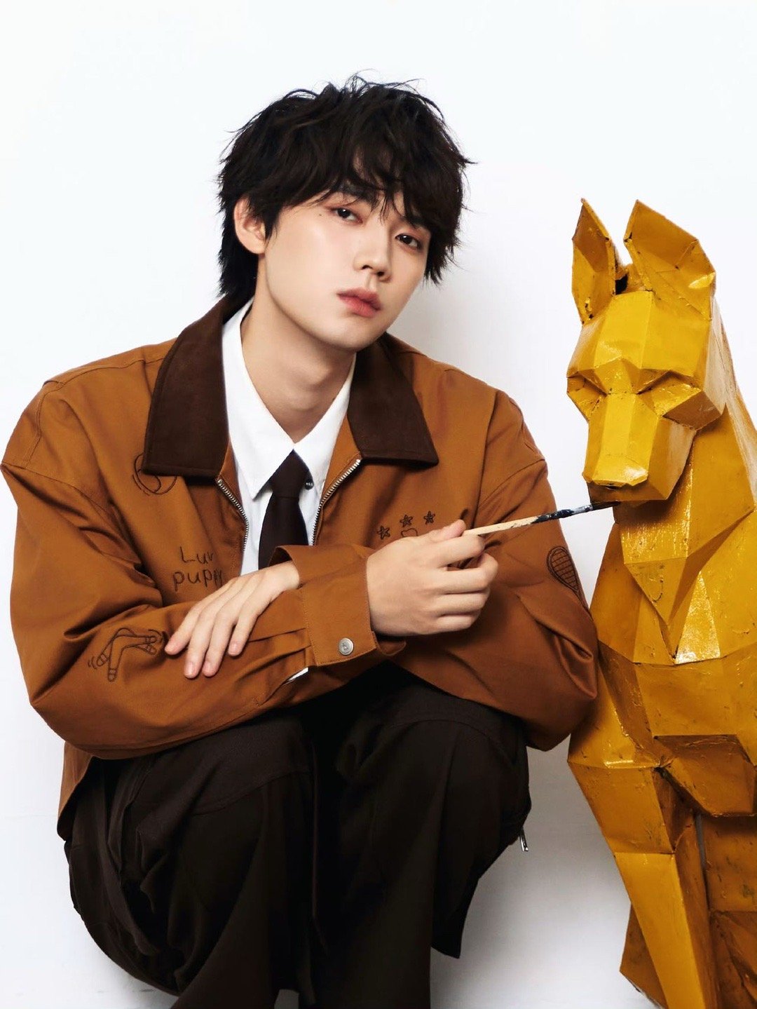 姐狗文都给周翊然递本吧夹克白衬衫+狗狗卷毛，怀里揣着修勾，连地面都有小心机爪印