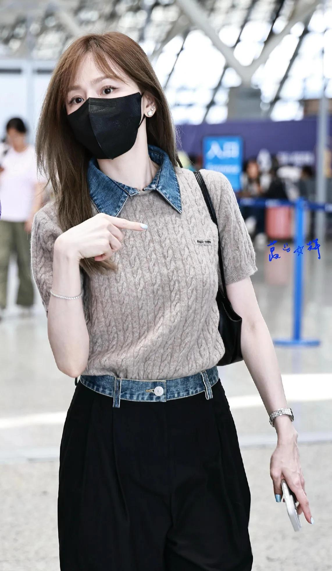 王心凌私服太适合小个子参考！假两件牛仔领针织上衣+高腰黑阔腿裤，优化身材比例。