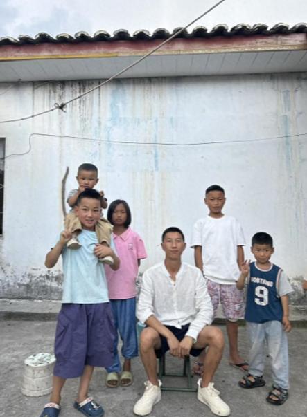 四川3兄妹父母相继离世，亲戚提议：把小孩送到福利院。然而，20岁舅舅站出来：我宁