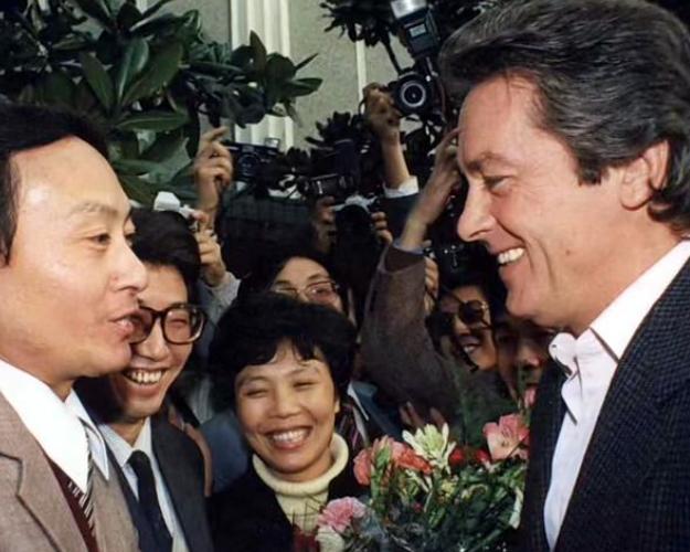 1987年，阿兰德龙在上海看了一次《佐罗》中文版的，听到里面的配音，他自己都惊呆