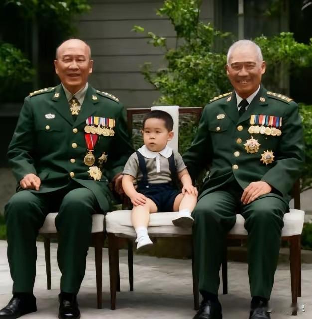 这张老照片你肯定没见过这张珍贵合影拍摄于1960年！两位曾经的政敌，斗了一辈