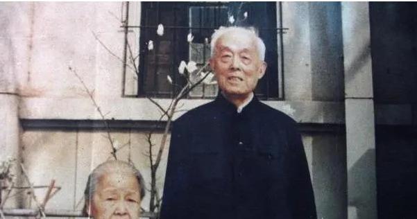 季羡林的婚姻堪称中国知识分子的典型悲剧。1930年，20岁的青年学者被迫接受包办
