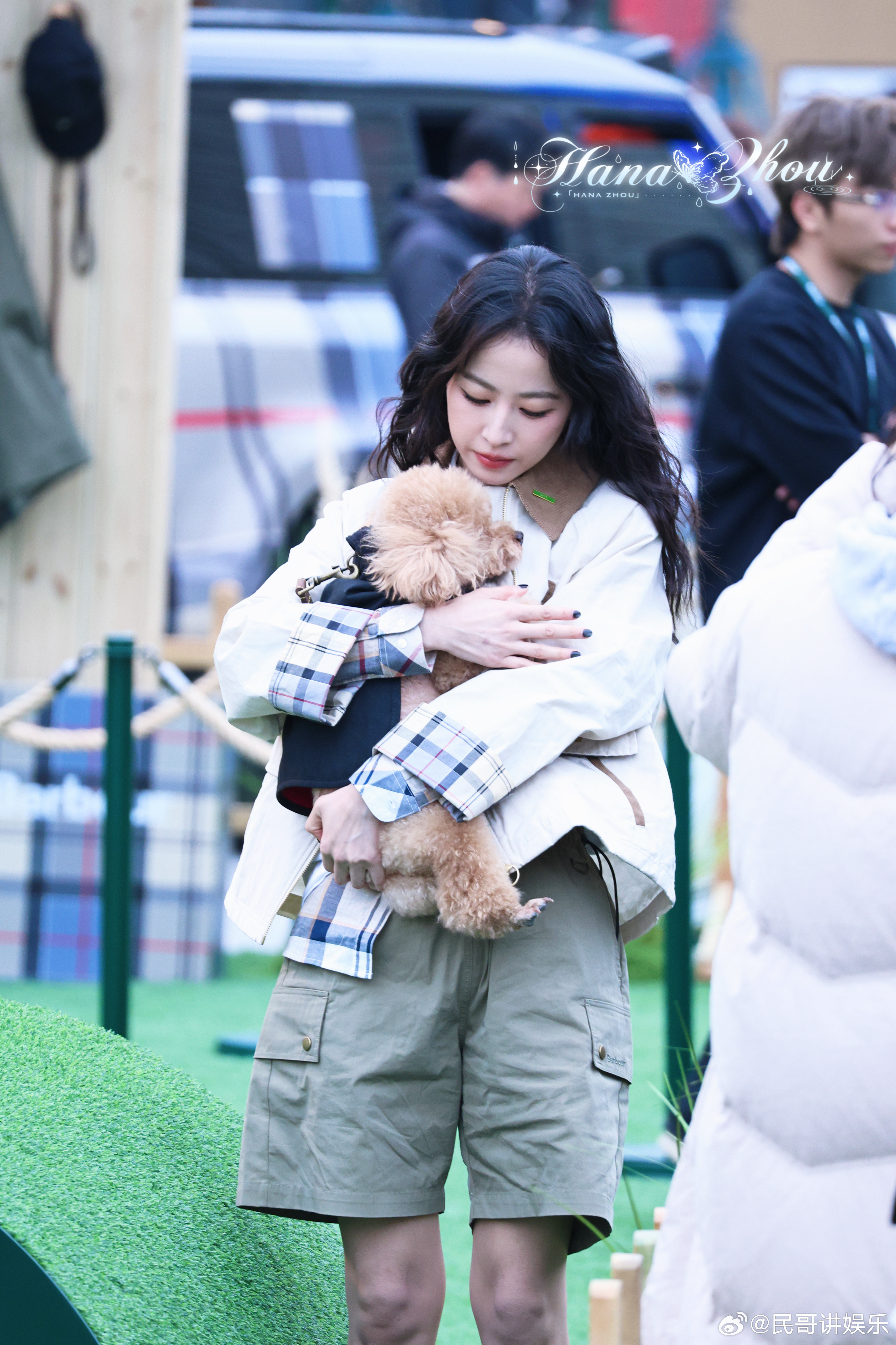 想魂穿周雨彤手里牵着的那只小狗被周雨彤的英伦风硬控了羊毛卷被风吹得乱翘，姐姐用