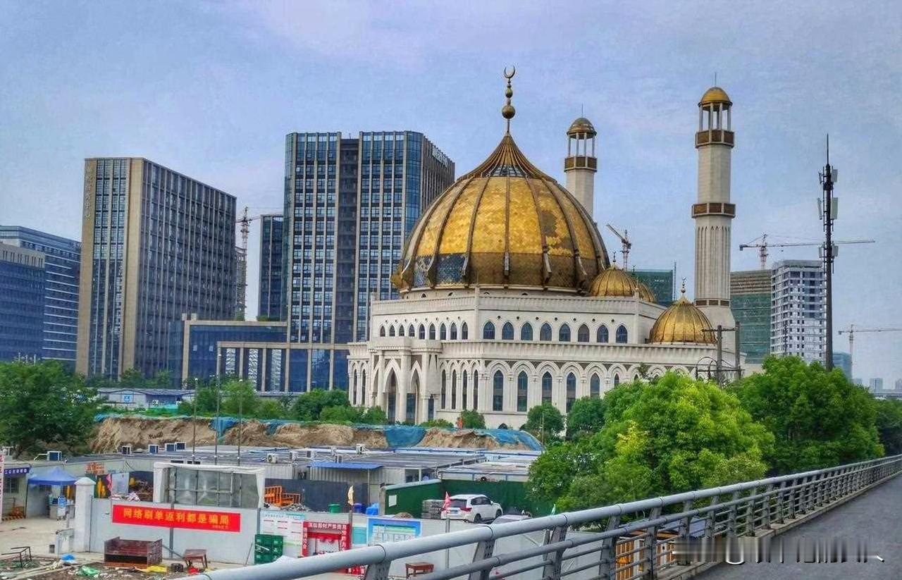 真的假的？据悉，这是杭州清真寺改造对比图！图一是改造前，图二是改造后​！[