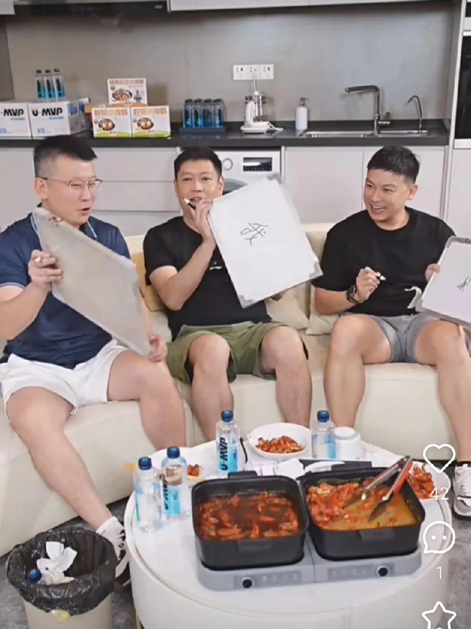 三个老帅哥在一起直播太欢乐了，主持人问你们三个谁最帅？三人全部写“我”，都认为