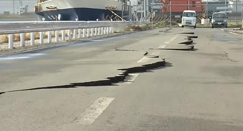 日本强震后码头惊现200米裂缝！地面隆起如
