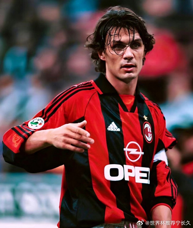 承认吧！这才是足坛历史最强边后卫排名！1.马尔蒂尼个人荣誉：7次意甲冠军、5