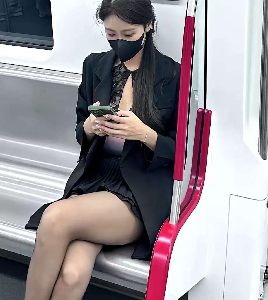 现在女生穿衣服咋都这样，这是昨天今天在地铁上看到的，简直没眼看，是没钱买衣服还是