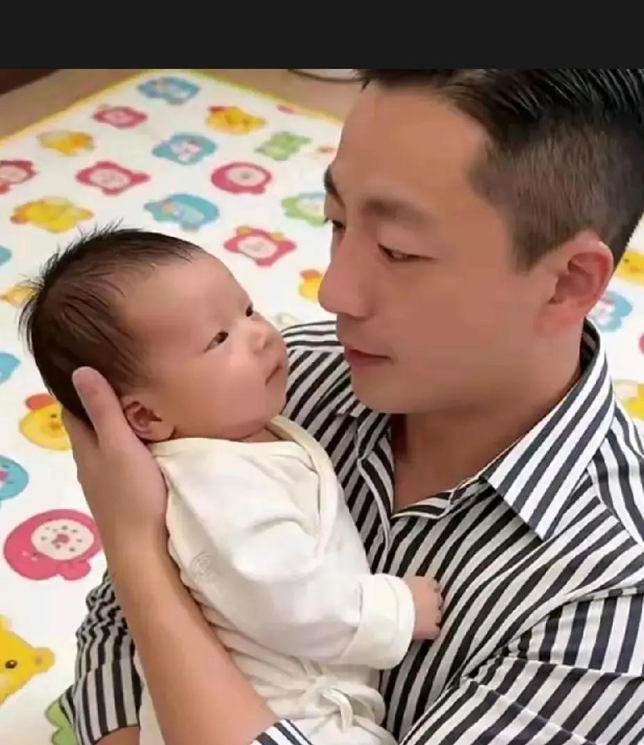 刷到汪家刚添丁那组图，说真的，真有些被震住。这落地没几天的小家伙，脸蛋儿竟然