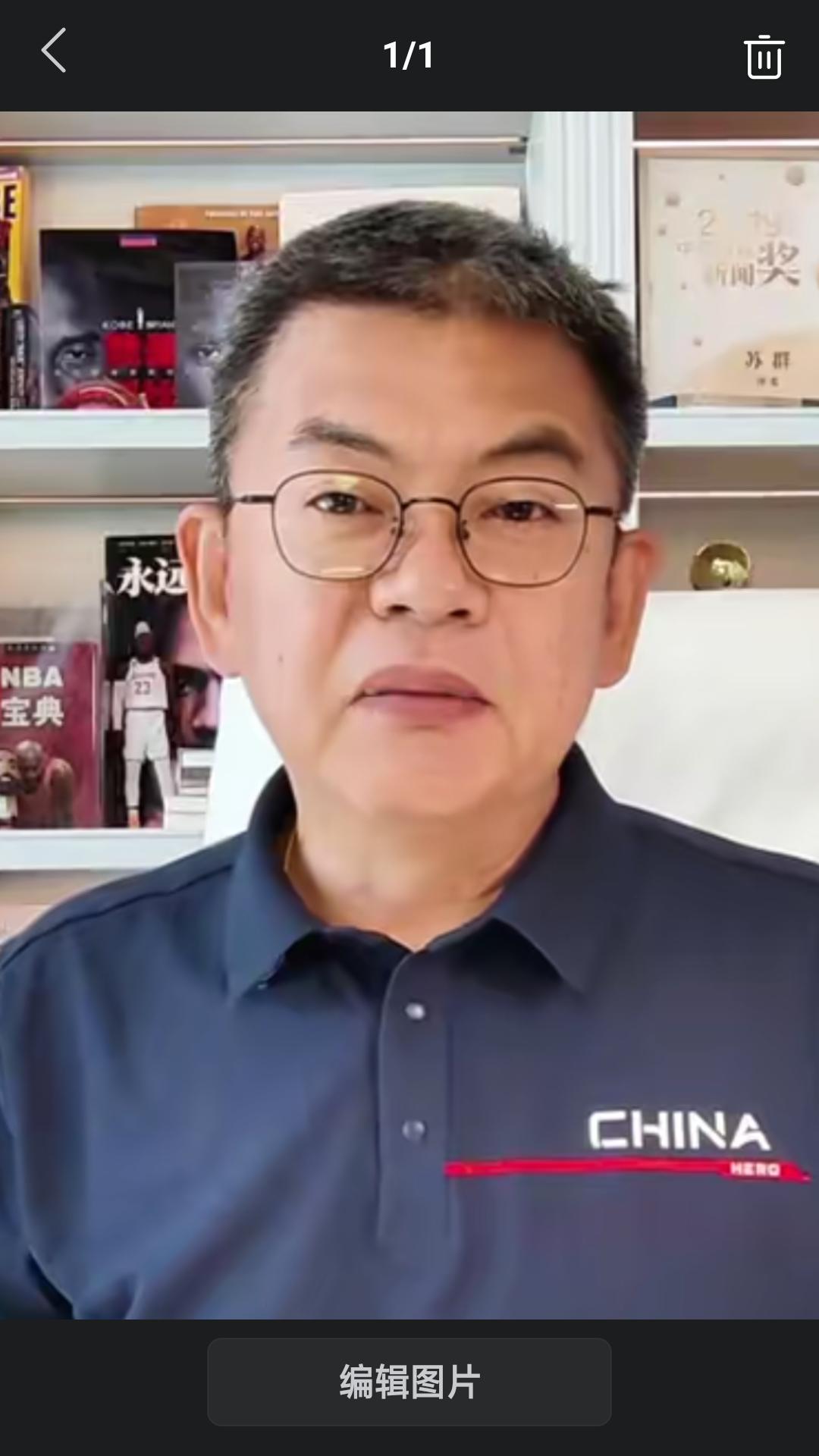 国内知名媒体人苏群直播间与球迷聊天时直言，中国男篮与黎巴嫩比赛，场边拿球砸杨汉森