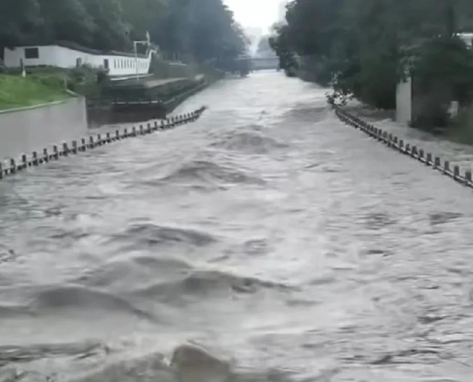 郑州金水河大水漫灌，极速前进，大理石的河墙已经装不下滔滔江水，毕竟郑州不是大同，