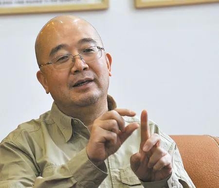 唐师曾生病前和生病后简直判若两人，没生病前精气神十足，生病后站立和行走随时都有可