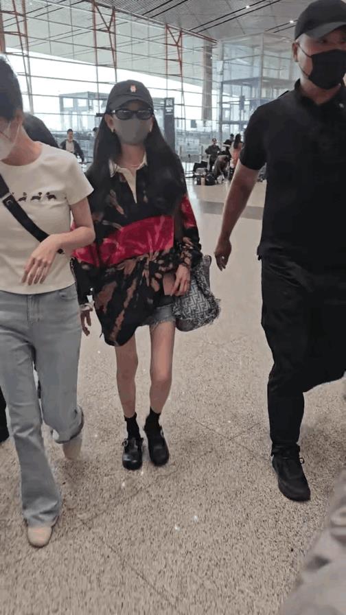 宋祖儿这身材堪比“生病”前的赵露思了挺担心这妹妹是不是心理也有啥问题啊尤其她