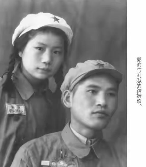 1947年，运城战役中，我军一个炮兵一炮摧毁了敌军碉堡，王震看到后，连忙找到他，