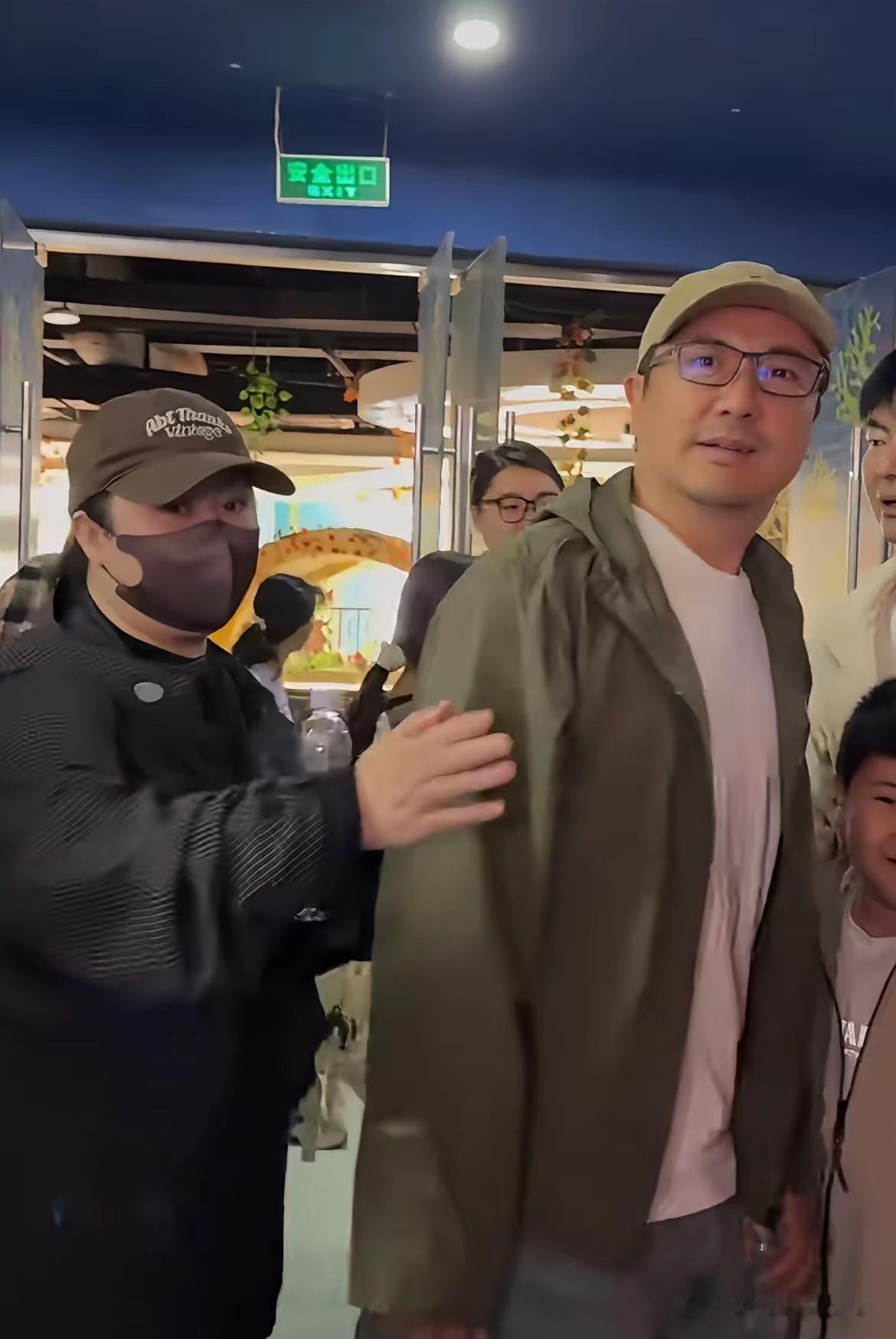 沈腾儿子曝光，长得还挺帅的，很像老婆王琦
