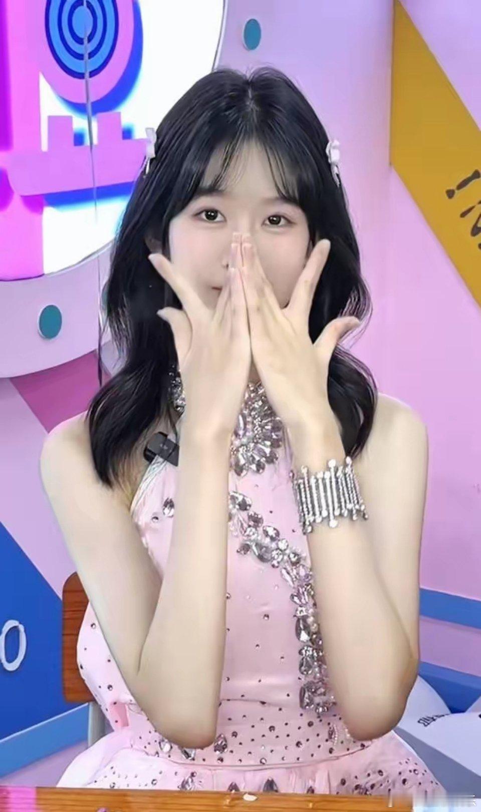 贝儿17岁啦！妈妈鲍蕾晒视频庆生，惊喜的是《爸爸》老友Joe也在线送祝福：“欢迎