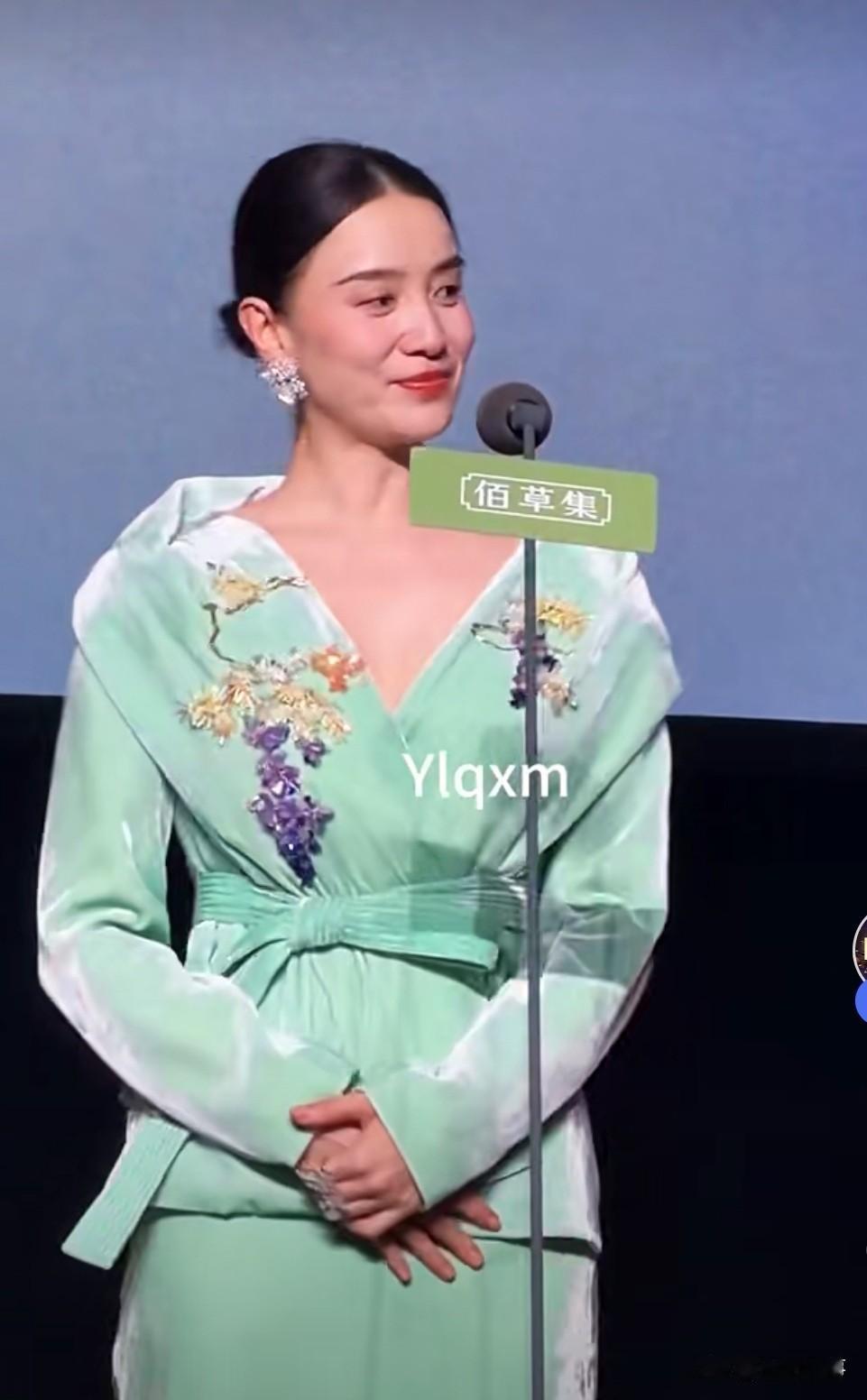 演员宋佳“又美又飒”，为何嫁了个矮老公？……今天，看到演员宋佳，就像看到一幅