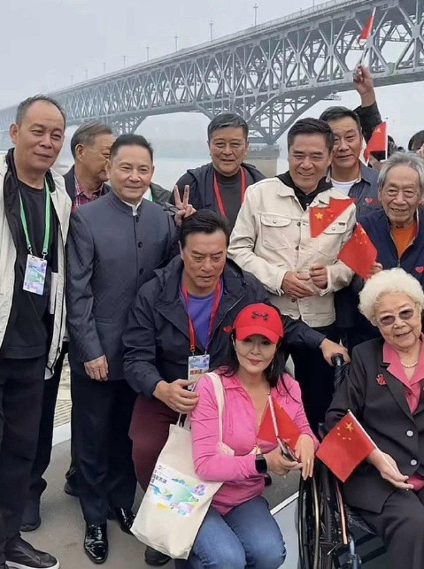 乍一看，以为是一个普通的老年旅游团。再仔细看，发现没一个是普通人。