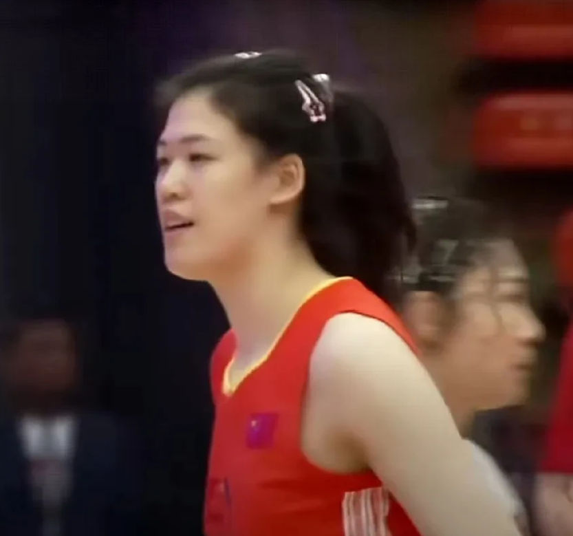 【李盈莹首战仍蹒跚，中国女排25-22拿下第一局胜利】中泰女排热身赛第一局，李