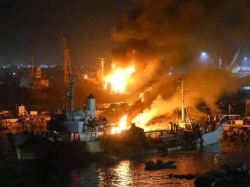 *沙特摧毁两艘阿联酋军火船，爆炸火光照亮整个港口，白宫：这下麻烦大了！ 凌晨