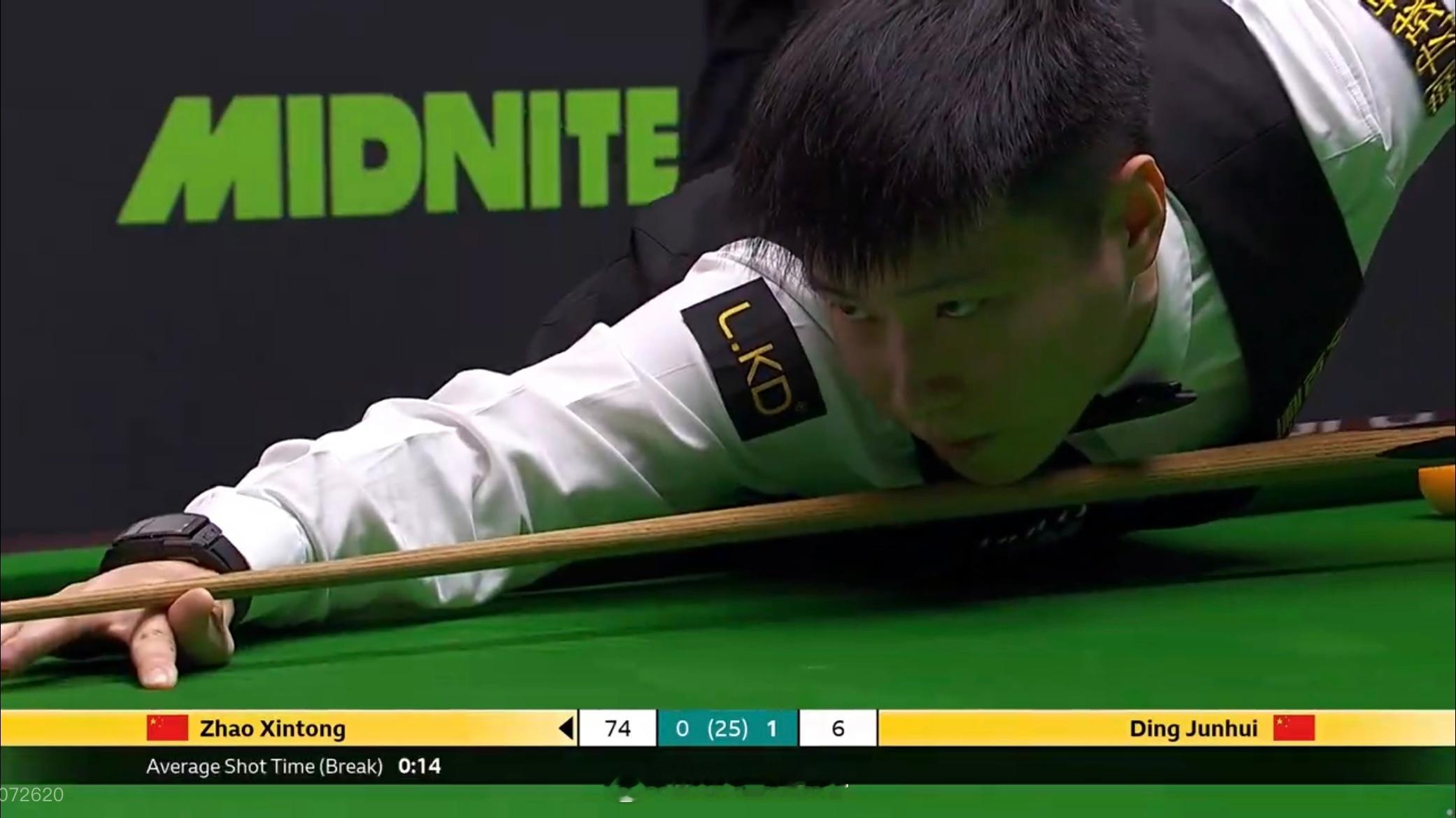 斯诺克世锦赛赵心童对阵丁俊晖虽然前两局双方各胜一局，但从比赛内容来看，显然感受