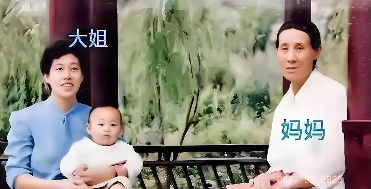 在电视剧《沉默的荣耀》中，饰演吴石烈士的于和伟，幼年时与母亲和姐姐的合影。他的容