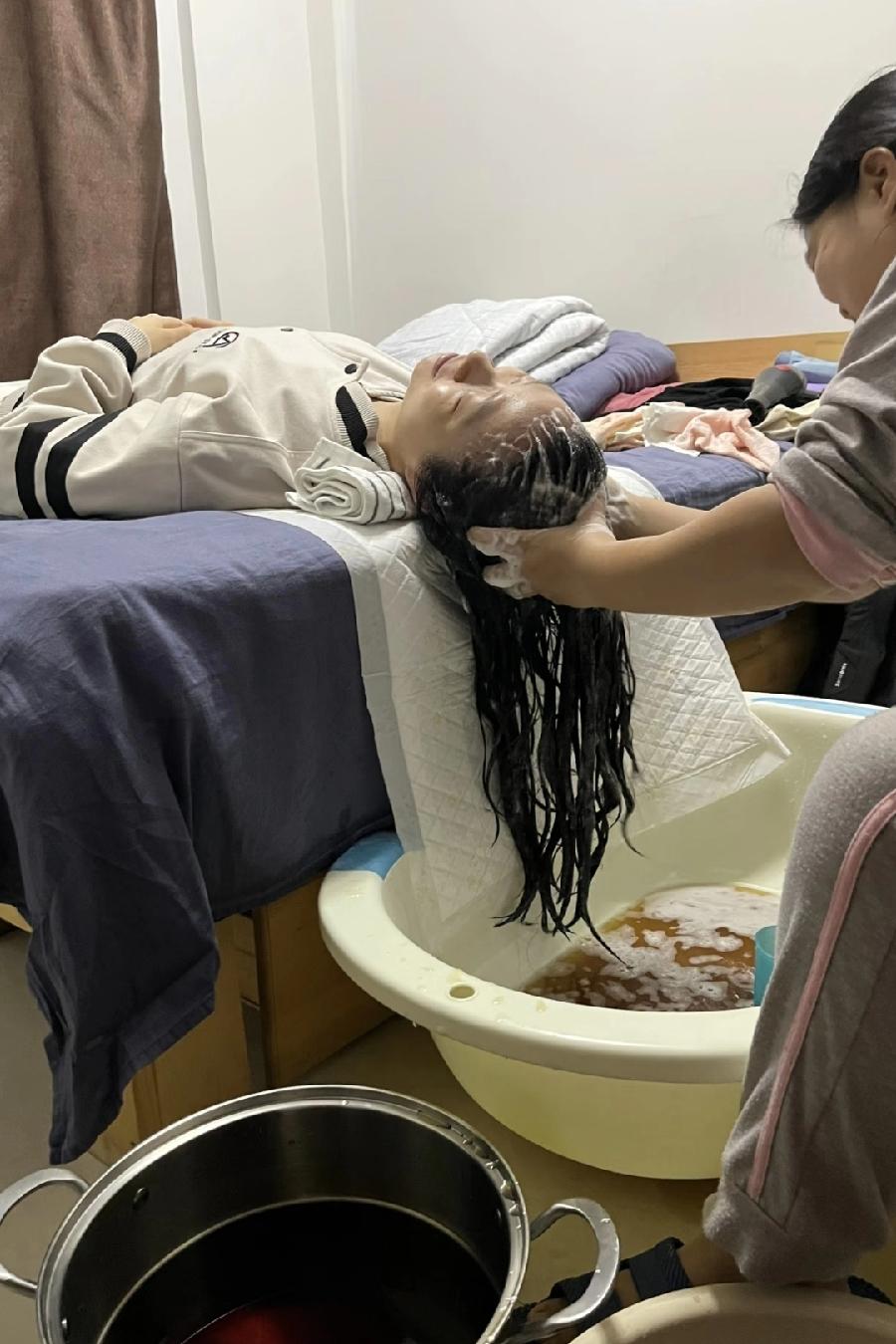 我姐是月嫂，在市场上干了好几年，口碑不错。一个月的活，一万二起步，还得提前两个月