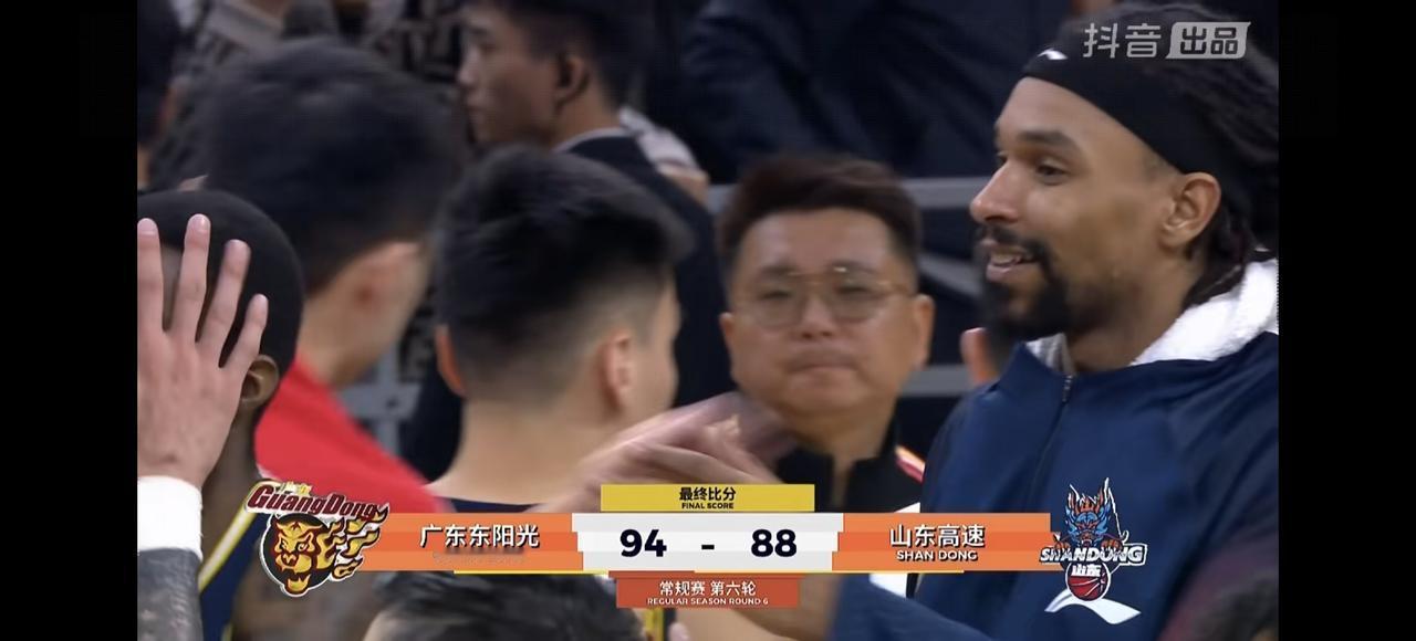 广东94：88战胜山东，比赛很精彩，比分一直紧紧咬住：1、广东还是有冠军底蕴，