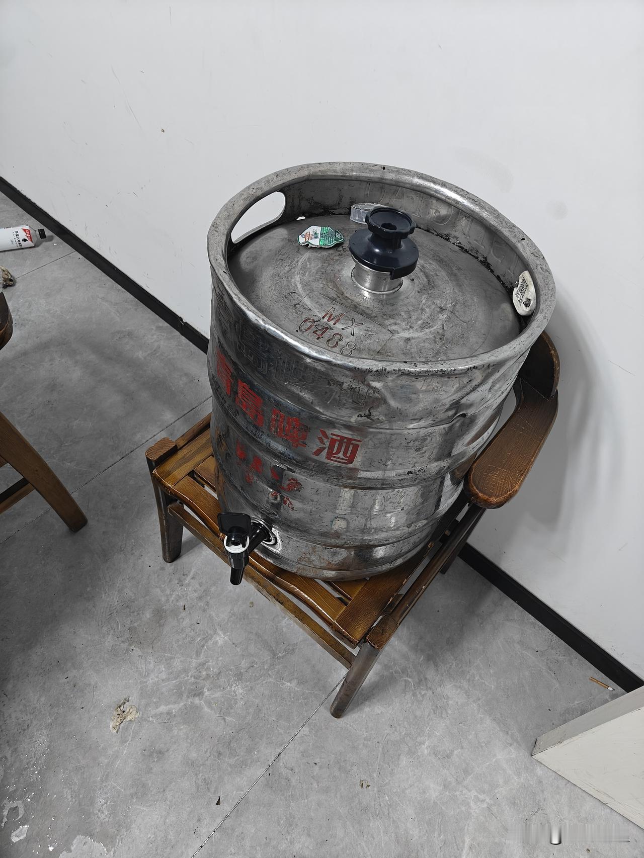 五个人没喝完这一桶[捂脸哭]还是太好看自己的实力了！青岛四厂扎啤一扎3斤15，