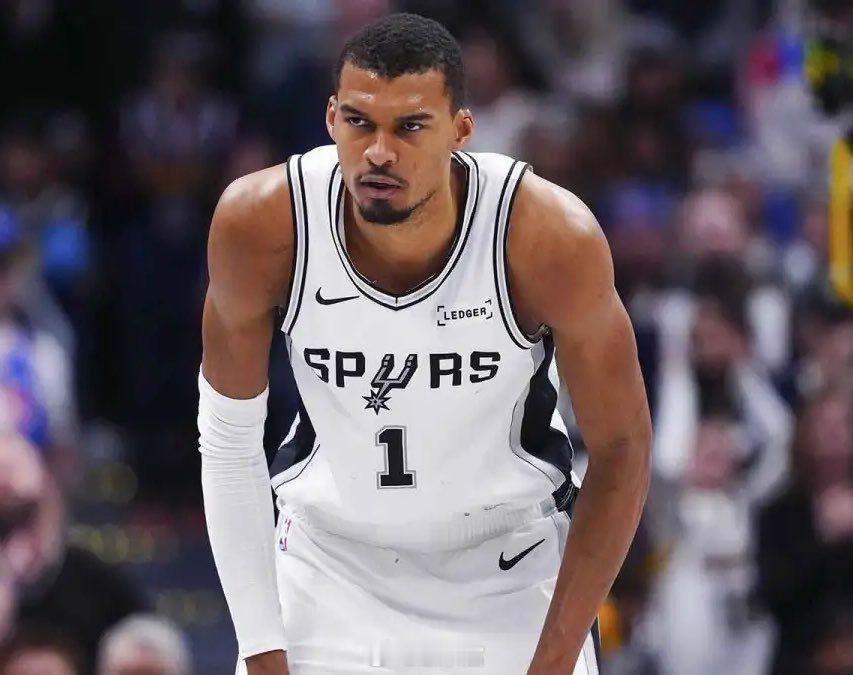 马刺本赛季还剩两个主场（对独行侠和掘金），文班亚马（肋骨矬伤）必须出战一场且出战