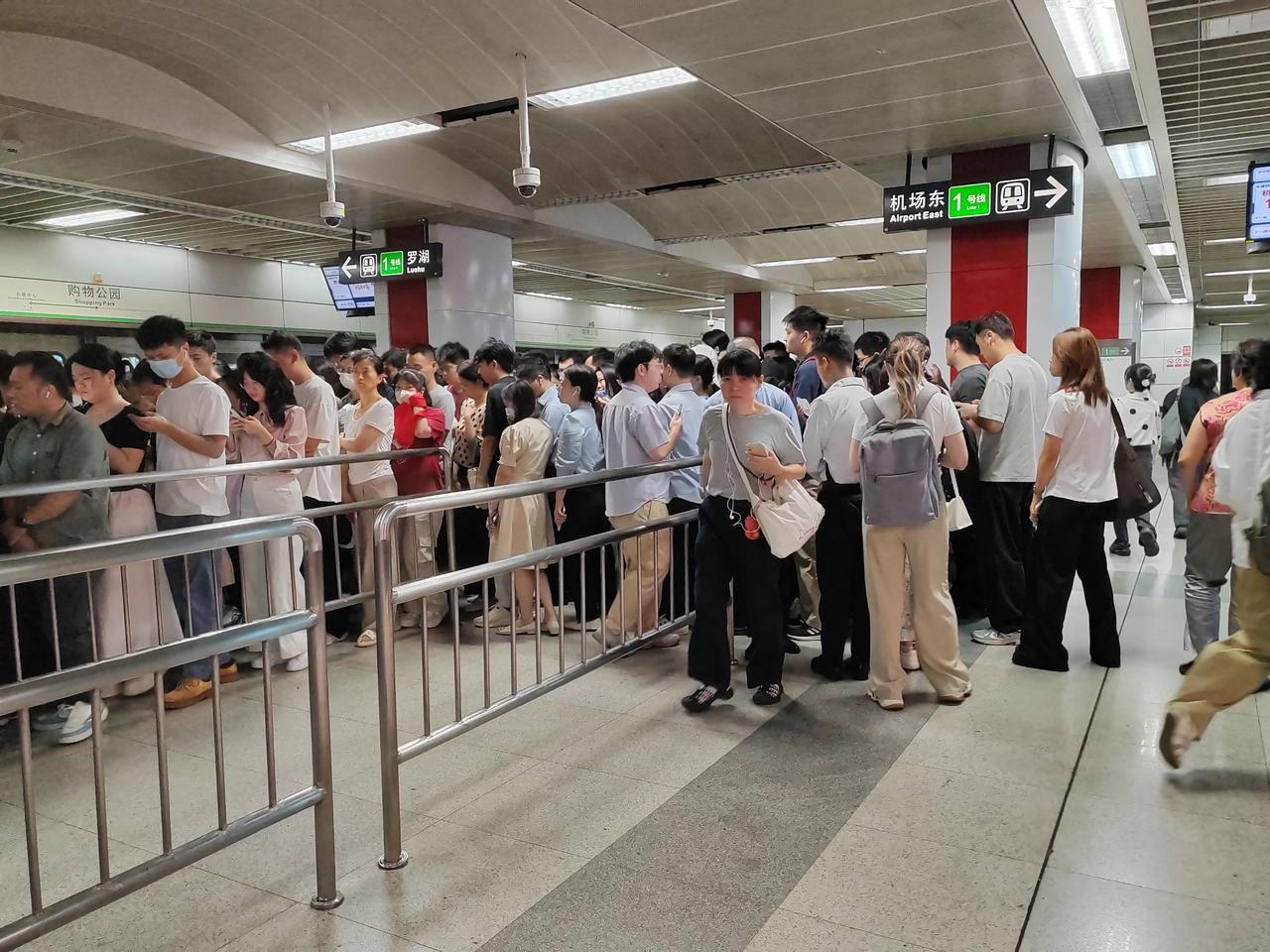 中国超大城市的地铁高峰期景象地铁到站后，人们像电影散场一样排队涌向出口。